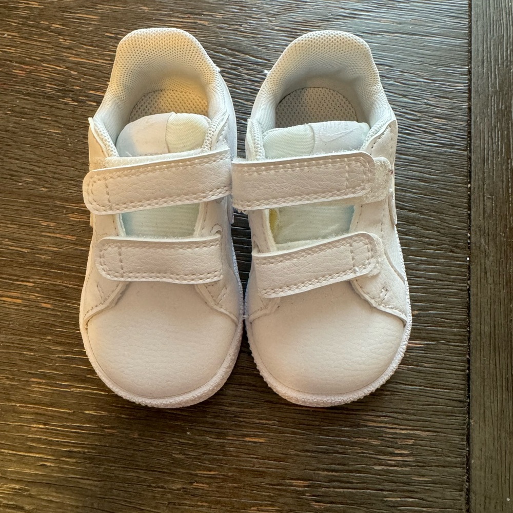 White Nike Court borough